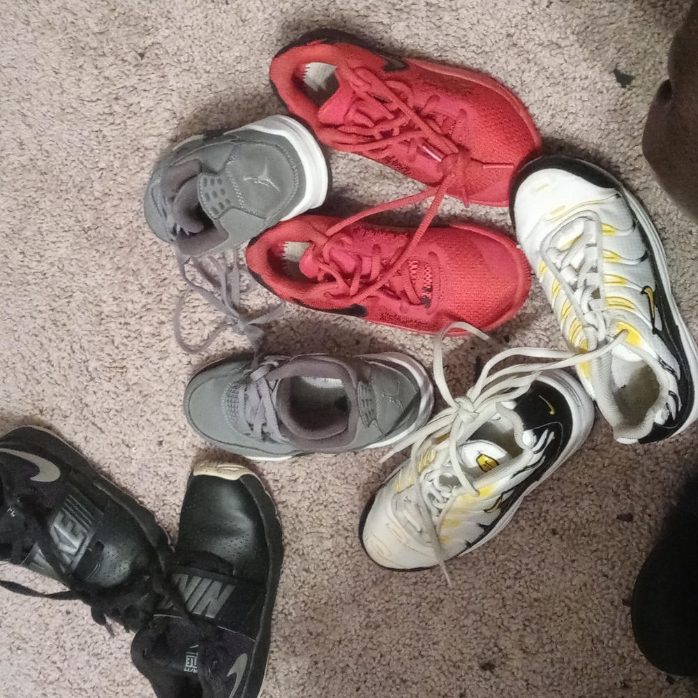 Boys Nike gym shoes 12c Black ones 12 1/2